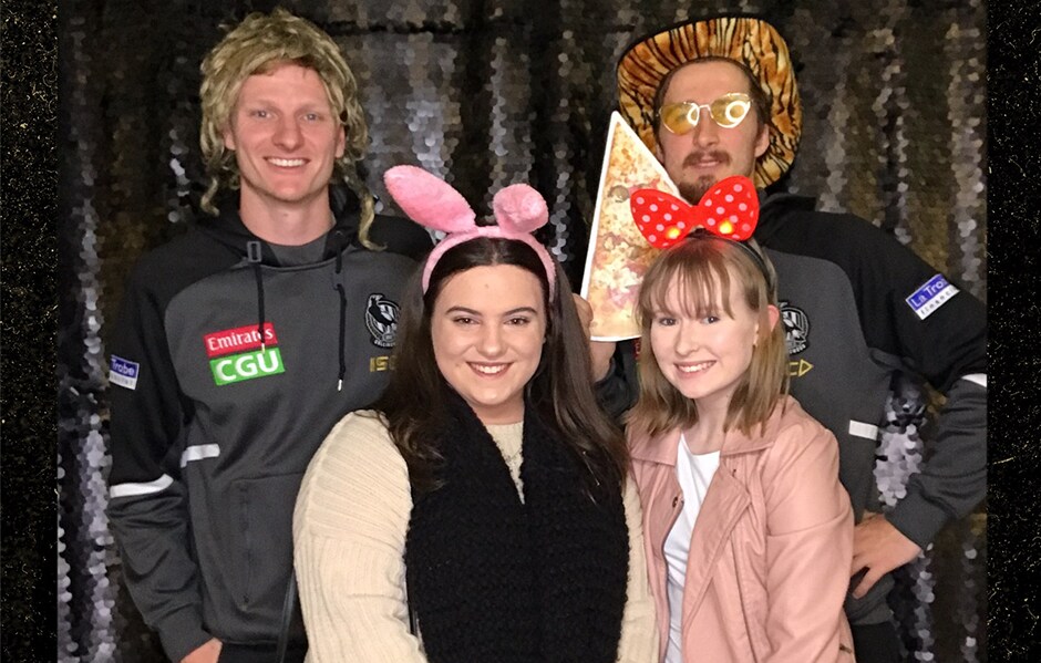 magsmingleHORIZ.png Will Hoskin-Elliott and Tom Phillips pose with two Pies fans - Collingwood Magpies